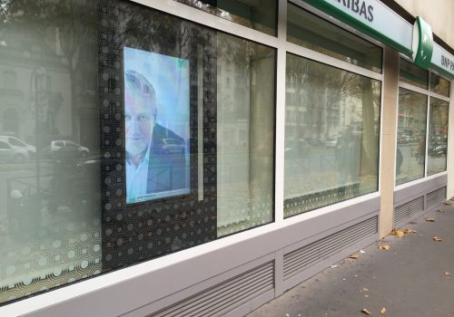 Film teinté - Film occultant fenêtre - BNP Facade exterieur avec TV